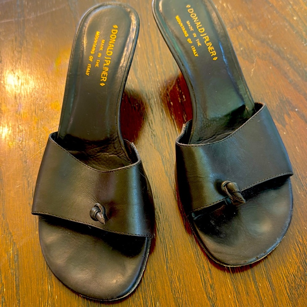 Donald J Pliner Black Leather Toe-Ring Sandals – Made in Italy – Size 8
